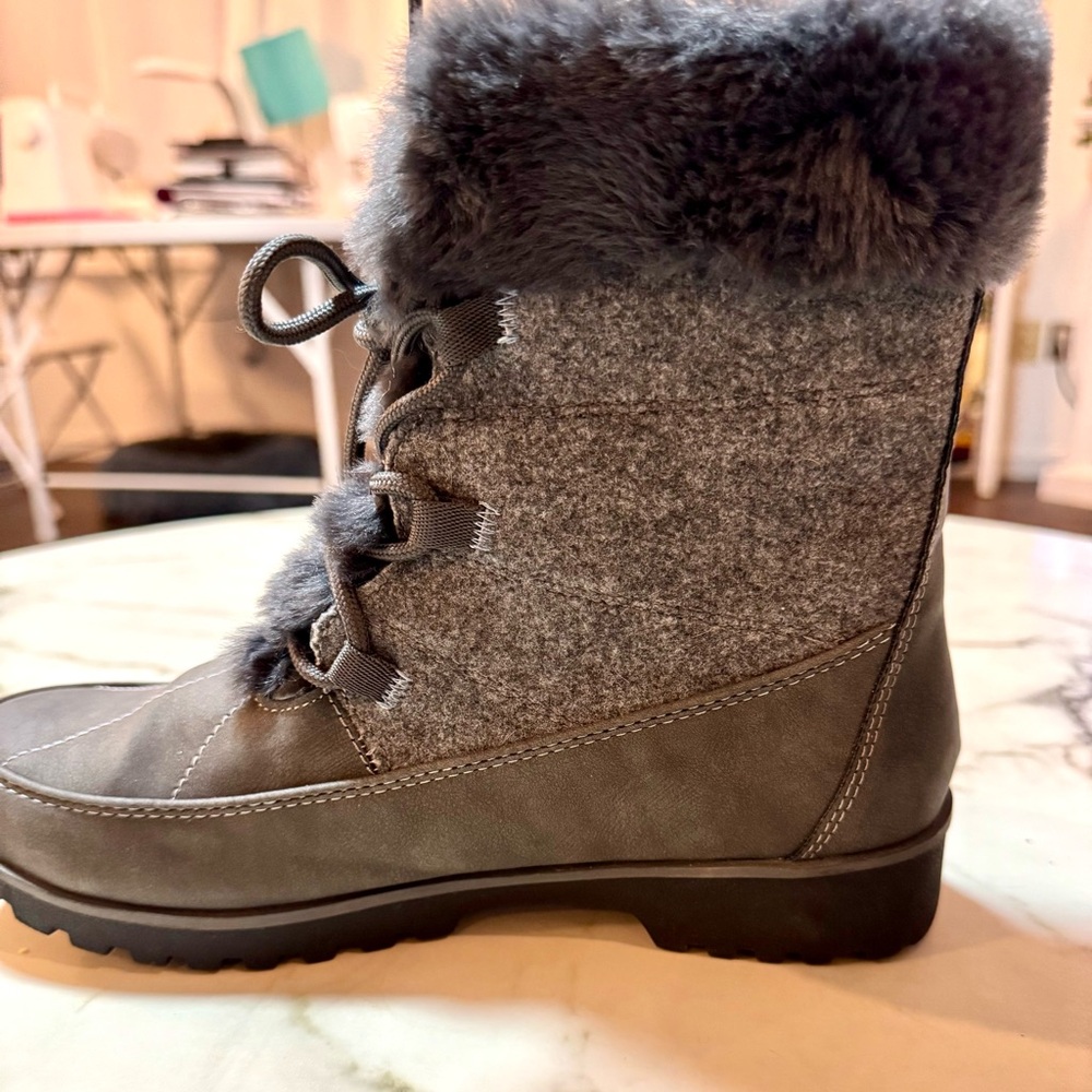 JBU Women’s Boots - Gray with Fur - Nearly New - Size 8M - Picture 4 of 11